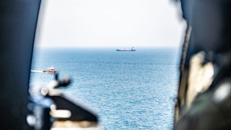 ABD'nin Hürmüz Boğazı'nda petrol tankerleri için gizli geçiş koridoru oluşturduğu iddia edildi