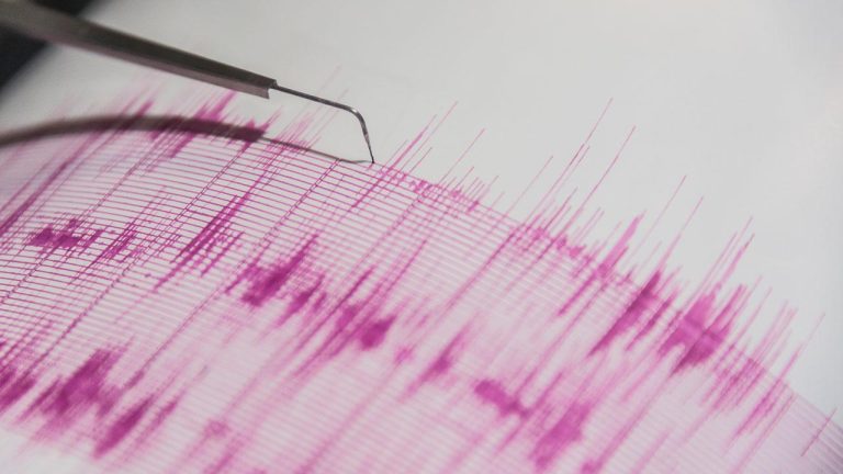 Endonezya'da 7,7 büyüklüğünde deprem