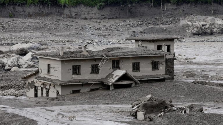 Nepal'deki selde hayatını kaybedenlerin sayısı 734'e yükseldi