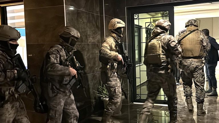 İstanbul ve İzmir'de suç örgütlerine operasyon
