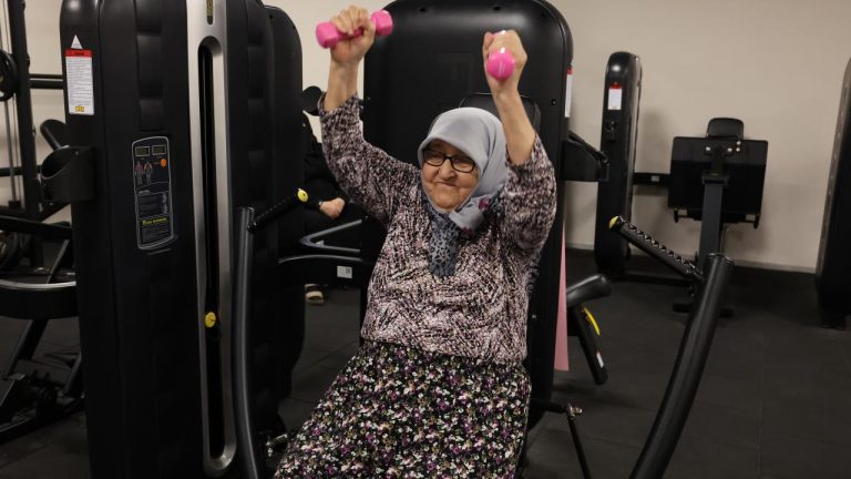 82 yaşındaki parkinson hastası sporla bastonunu attı