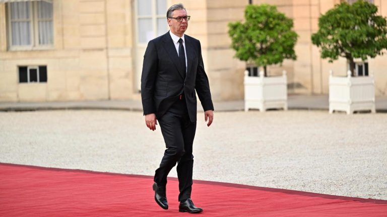 Sırbistan Cumhurbaşkanı Vucic istifa edeceğini duyurdu