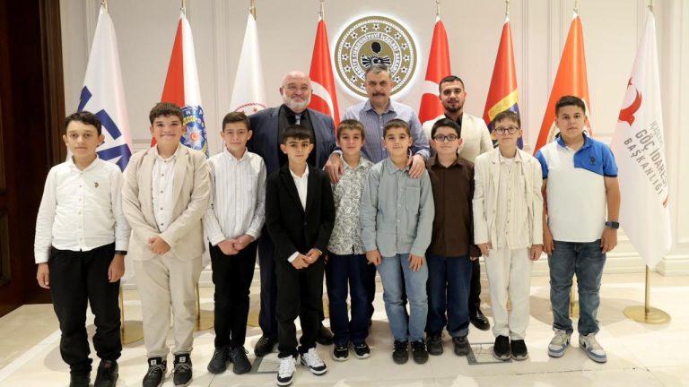 İçişleri Bakanı Çiftçi, kendisine çağrıda bulunan gençleri ağırladı
