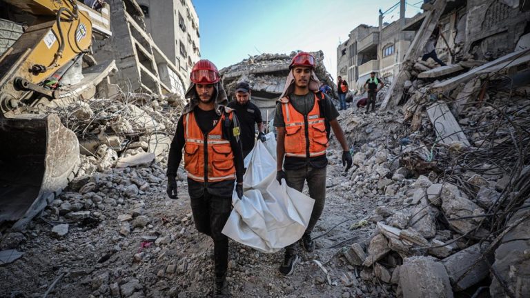 Katil İsrail'in 2023'te Gazze'ye düzenlediği saldırıda enkaz altında kalan 55 kişinin naaşı çıkarıldı