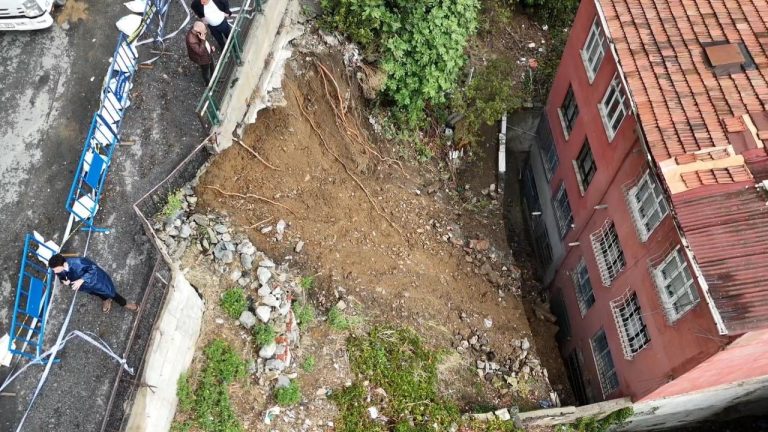 İstanbul'da toprak kayması: Apartmandaki 25 kişi tahliye edildi