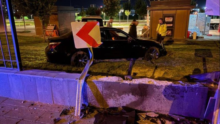 Kaldırıma çarpıp havalandı, duvarı aşıp millet bahçesine girdi