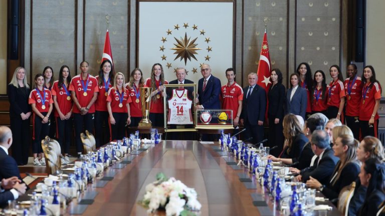 Cumhurbaşkanı Erdoğan, Avrupa Şampiyonu olan Filenin Sultanları'nı kabul etti