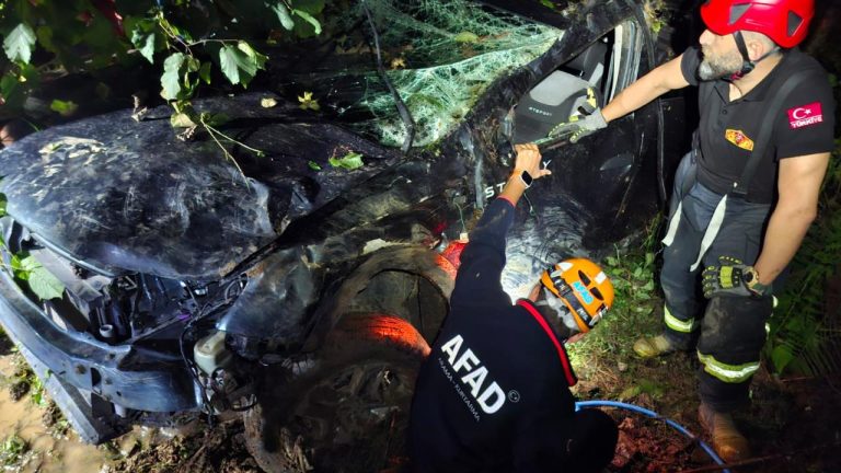 Rize'de otomobil devrildi: 2 ölü, 1 yaralı
