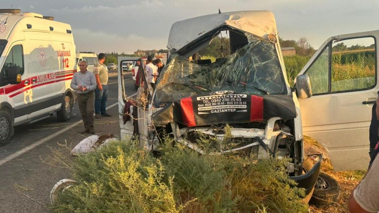 Şanlıurfa'da minibüs tahliye kanalına düştü: 15 yaralı