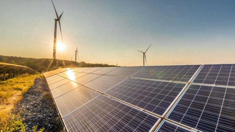 Türkiye güneş ve rüzgardan 442,2 teravatsaat elektrik üretti