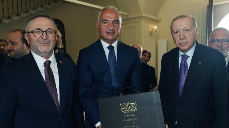 Bakan Ersoy'un, Cumhurbaşkanı Erdoğan'a takdim ettiği Bursevi'nin Kur'anı Kerim tefsirine ilişkin paylaşım
