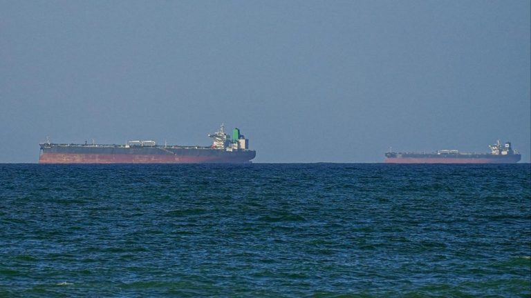 İranlı komutandan, Hürmüz Boğazı'ndan geçmek isteyen gemilere uyarı
