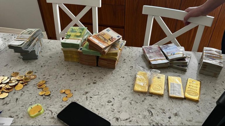 Mersin'deki yolsuzluk soruşturmasında yüklü miktarda döviz ve altın ele geçirildi