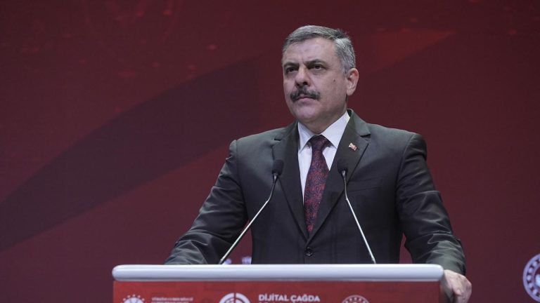Bakan Çiftçi: 7 vatandaşımızın enkaz altında olabileceği değerlendiriliyor