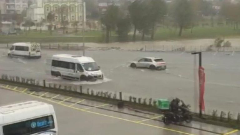 İstanbul'da sağanak: Yollar göle döndü, trafik durma noktasına geldi