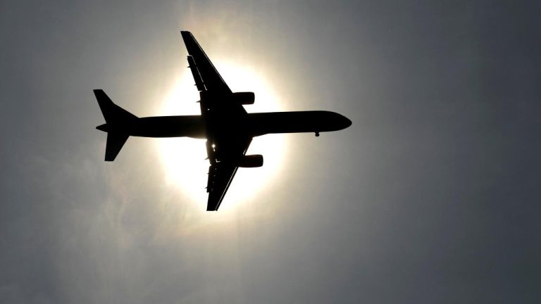ABD'de yolcu uçağı terör tehdidi ihbarı üzerine havalimanına geri döndü