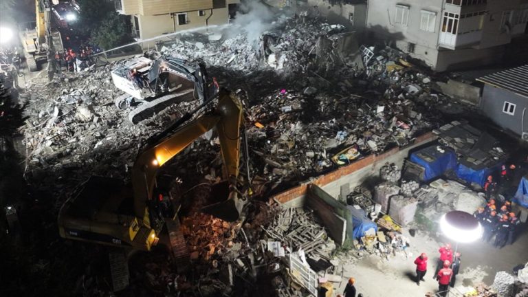 İstanbul'da 7 katlı bina kısmen çöktü: 3 kişi aranıyor